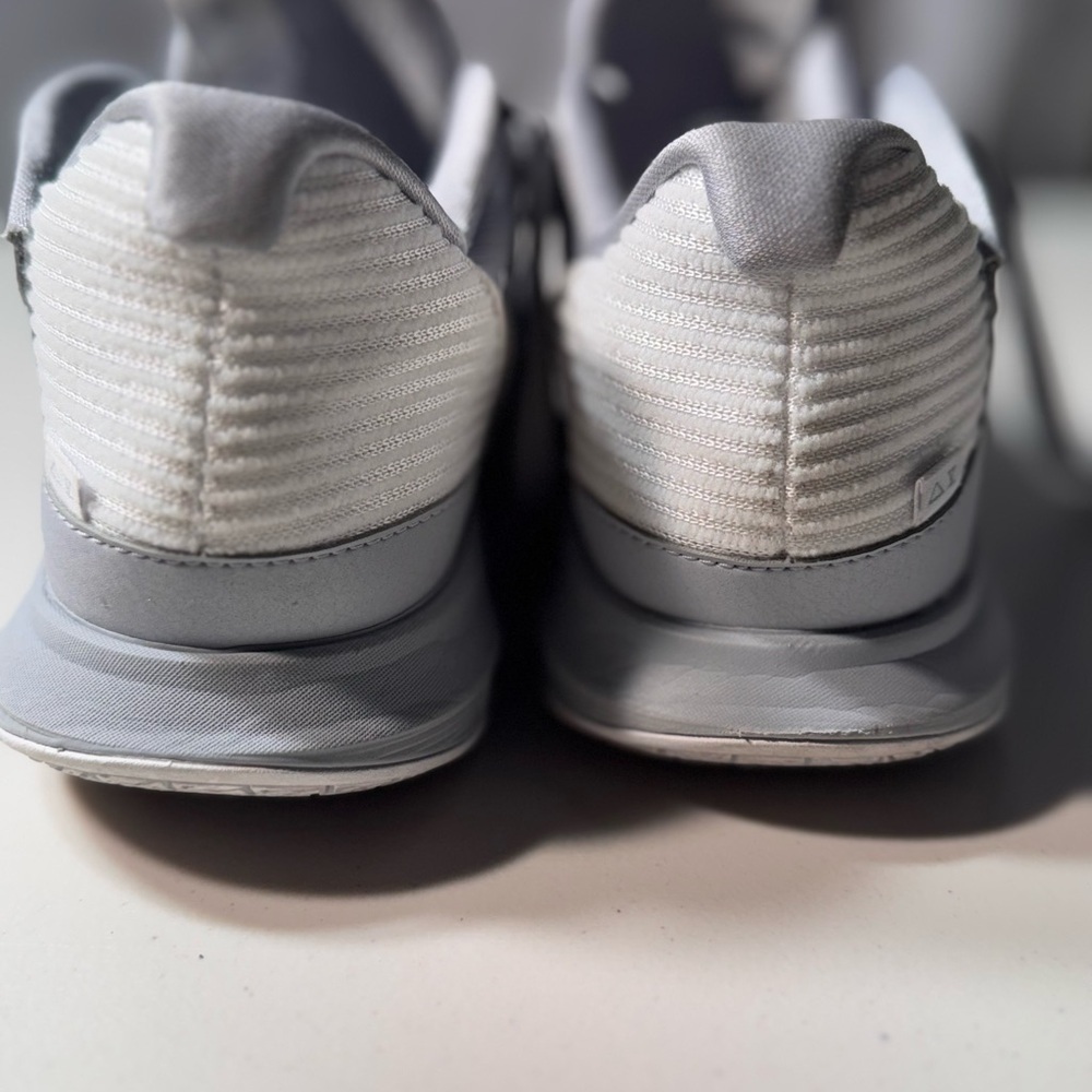 👟 Nike Kyrie Basketball Shoes – Gray

Men’s Size: US 5.5 - Picture 4 of 13